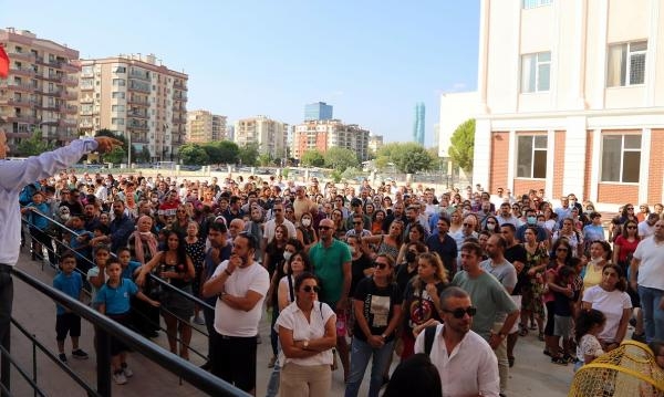İzmir'de uyum eğitim programı kapsamında veliler öğrencilerin heyecanına ortak oldu