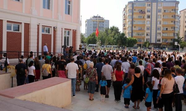İzmir'de uyum eğitim programı kapsamında veliler öğrencilerin heyecanına ortak oldu