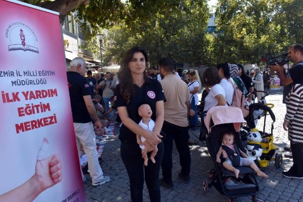 İzmirlilere ilk yardım eğitimi verildi