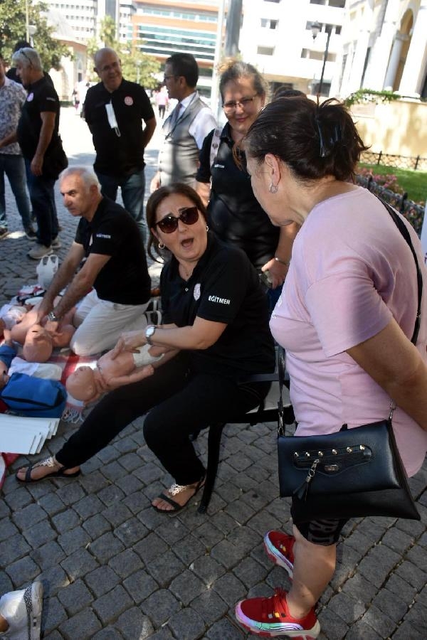 İzmirlilere ilk yardım eğitimi verildi