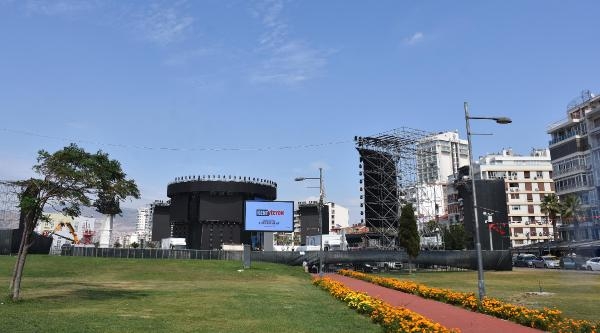 Kordon'daki konser öncesi işletmelerden 'Tarkan'a özel fiyat uygulaması