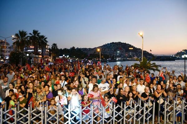 Kuşadası'nda kortejli, konserli kurtuluş coşkusu