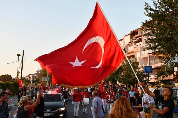 Kuşadası'nda kortejli, konserli kurtuluş coşkusu