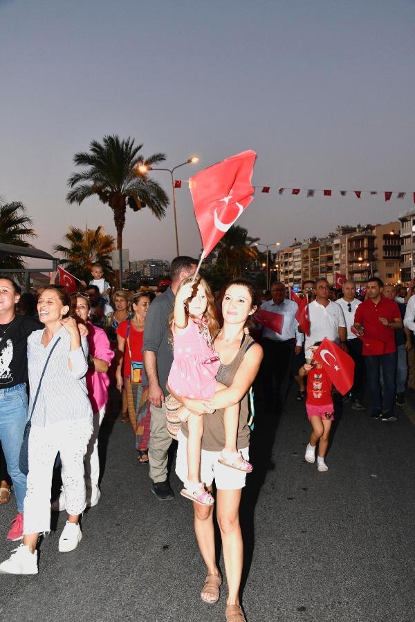 Kuşadası'nda kortejli, konserli kurtuluş coşkusu