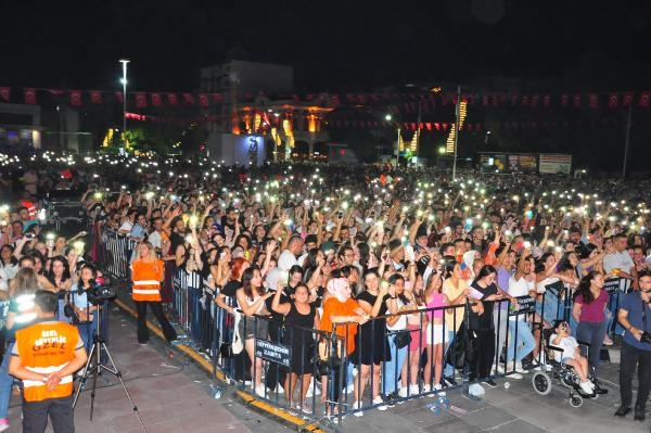 Manisalılar Melek Mosso konseri ile coştu