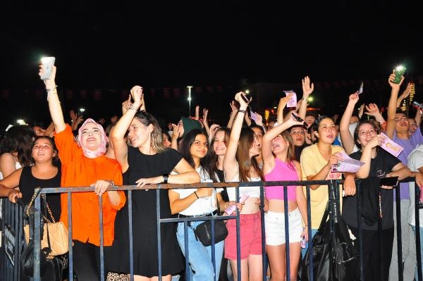 Manisalılar Melek Mosso konseri ile coştu