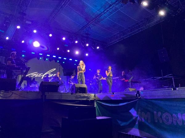 Şarkıcı Gülşen'in sahneye çıkamadığı İEF'te orkestra ve vokal grubu yer aldı