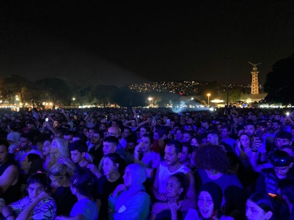 Şarkıcı Gülşen'in sahneye çıkamadığı İEF'te orkestra ve vokal grubu yer aldı