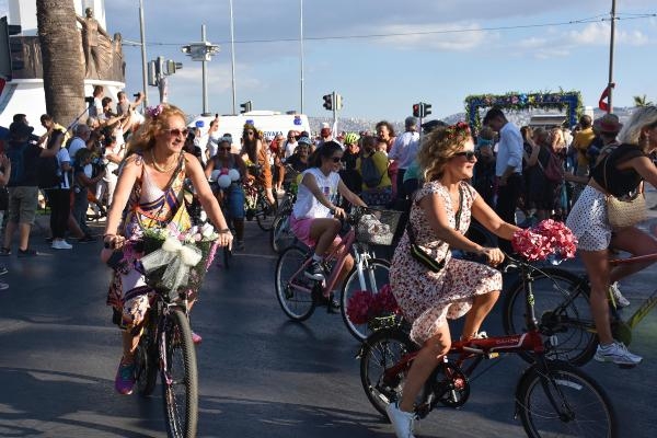 'Süslü kadınlar' İzmir'de pedal çevirdi