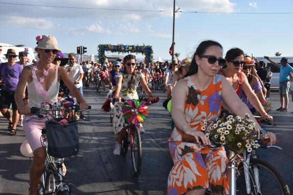 'Süslü kadınlar' İzmir'de pedal çevirdi