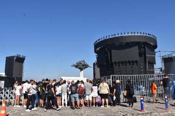 Tarkan için geceden yer tutmaya başladılar