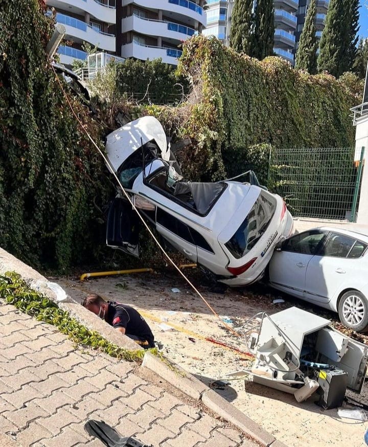 Narlıdere'de feci kaza! Önüne geleni ezdi