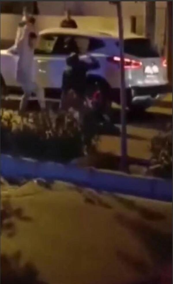 Yol tartışması! Başına kaldırım taşıyla vurdular
