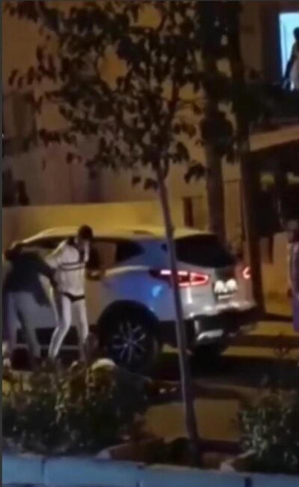 Yol tartışması! Başına kaldırım taşıyla vurdular