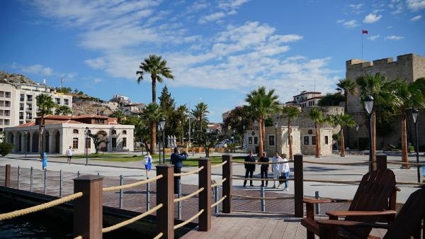 Çeşme Cumhuriyet Meydanı'ndan denize girilebilecek