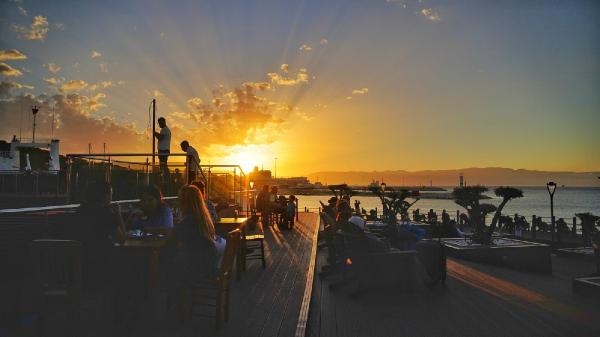 Çeşme Cumhuriyet Meydanı'ndan denize girilebilecek