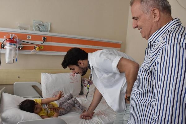 Çocuk doktoru baba-oğul