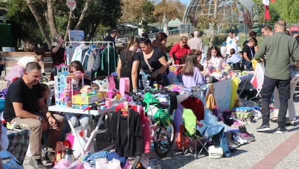 Çocuklar Karşıyaka'daki ikinci el oyuncak pazarında buluştu
