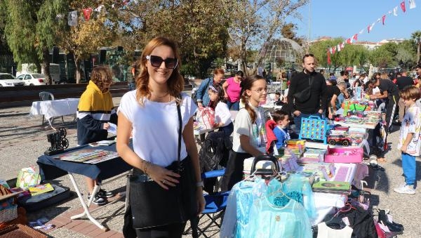 Çocuklar Karşıyaka'daki ikinci el oyuncak pazarında buluştu