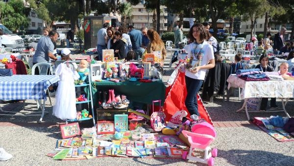 Çocuklar Karşıyaka'daki ikinci el oyuncak pazarında buluştu