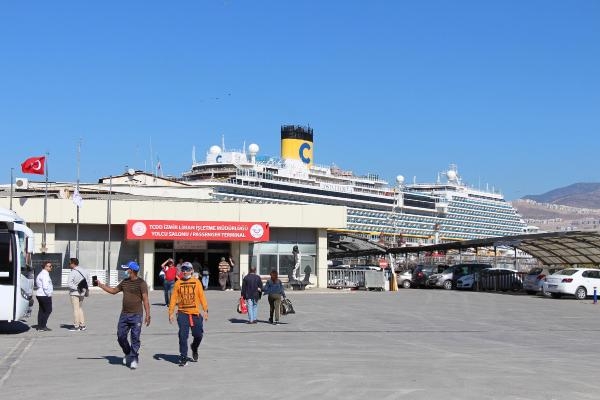 İzmir'e 2 kruvaziyer gemisi ile 3 bin 324 turist geldi
