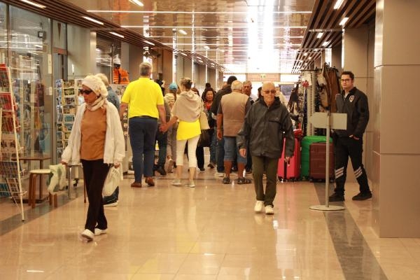 İzmir'e 2 kruvaziyer gemisi ile 3 bin 324 turist geldi