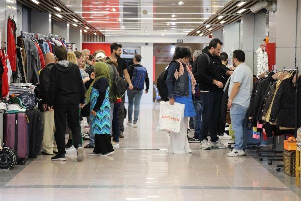 İzmir'e 2 kruvaziyer gemisi ile 3 bin 324 turist geldi