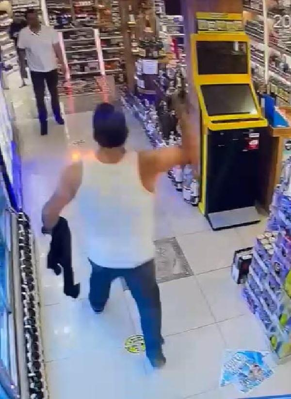 Kardeşinin marketine baltayla saldırdı