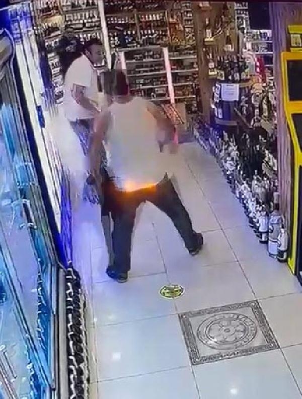 Kardeşinin marketine baltayla saldırdı