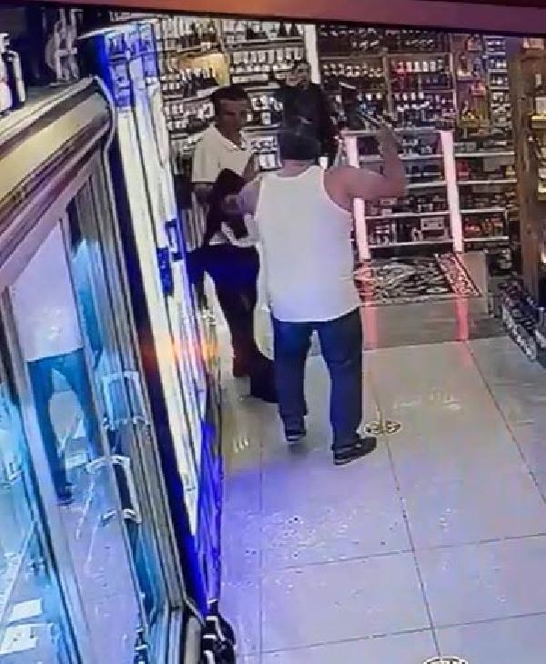 Kardeşinin marketine baltayla saldırdı