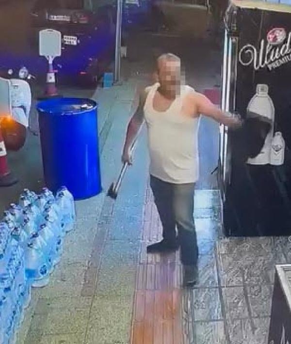 Kardeşinin marketine baltayla saldırdı