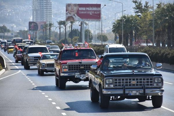 Klasik otomobillerle 29 Ekim korteji! Alsancak'tan Karşıyaka'ya