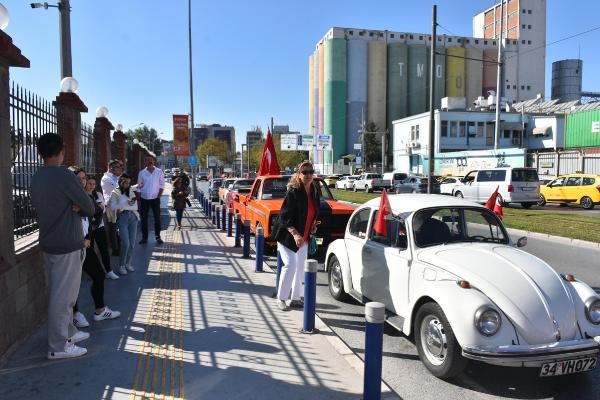 Klasik otomobillerle 29 Ekim korteji! Alsancak'tan Karşıyaka'ya