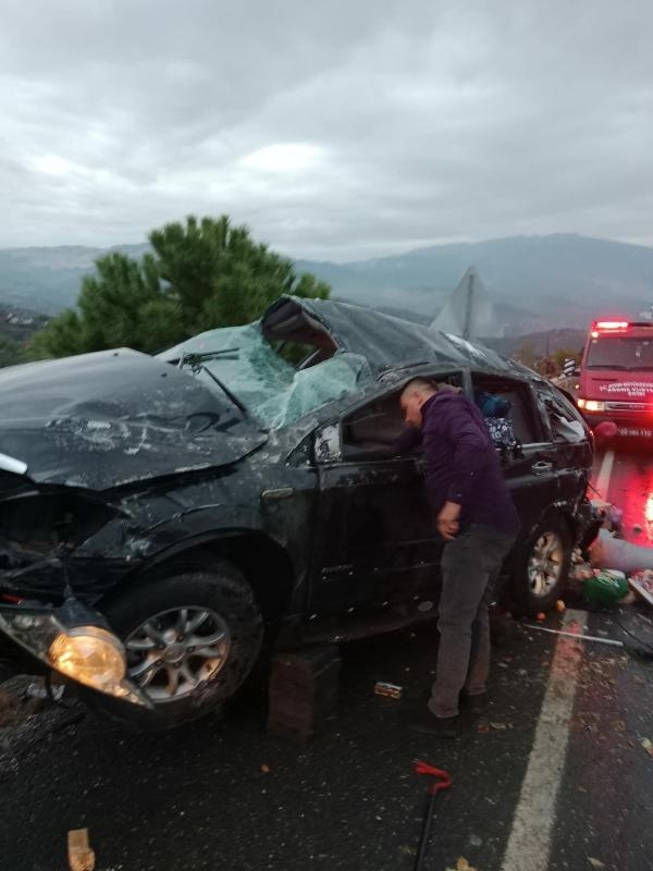 Takla atan otomobildeki karı- kocayı ölüm ayırdı