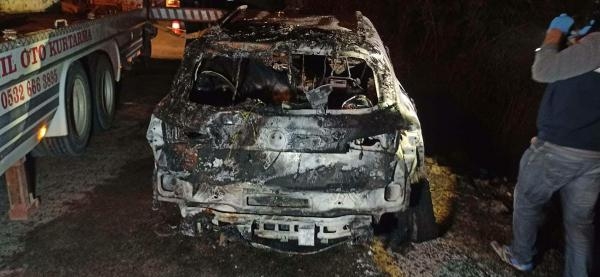 Ağaca çarptı, dereye uçtu, sürücüsü yanarak öldü