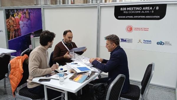Avrupa, gelinlik ve damatlık için İzmir'e geldi