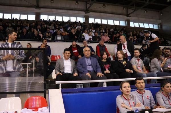 Basketbol maçında deprem tatbikatı