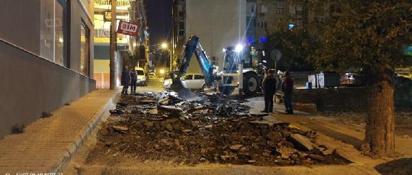 Bayraklı'ya bir ayda 500 ton asfalt! Parke taş da döşeniyor