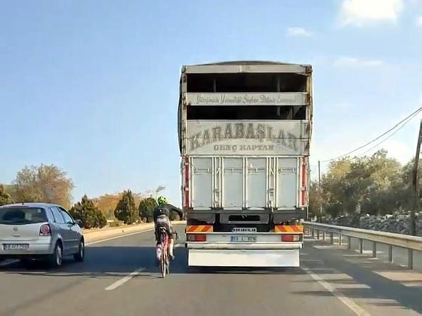 Bisikletlinin tehlikeli yolculuğu kamerada
