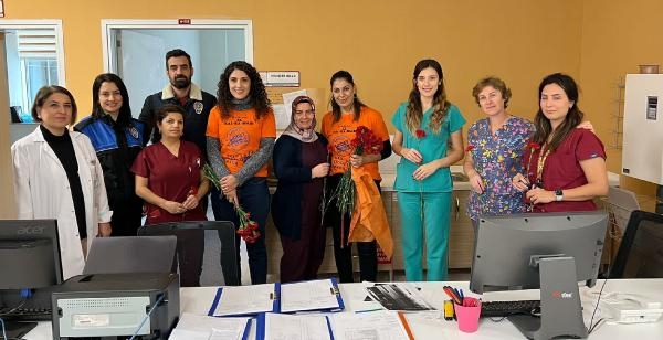 Bodrum'da polisten deniz dibinde kadına şiddete karşı farkındalık için pankart