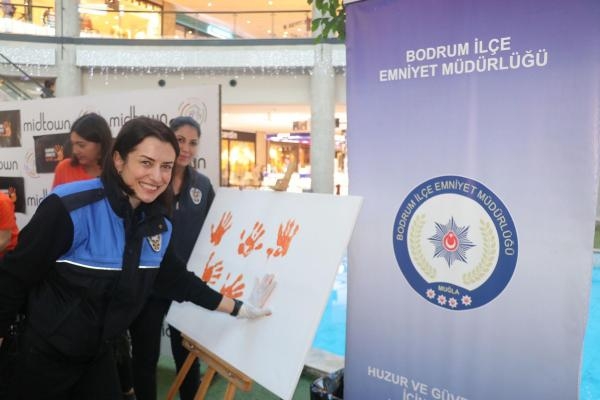 Bodrum'da polisten deniz dibinde kadına şiddete karşı farkındalık için pankart