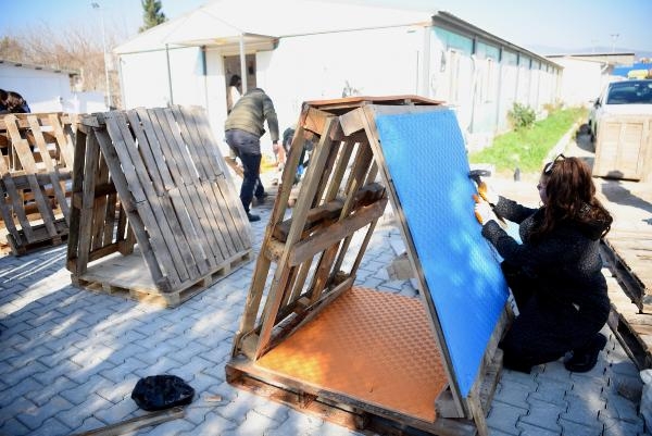 Bornova Belediyesi'nin ürettiği kulübeler sokaklara yerleştiriliyor