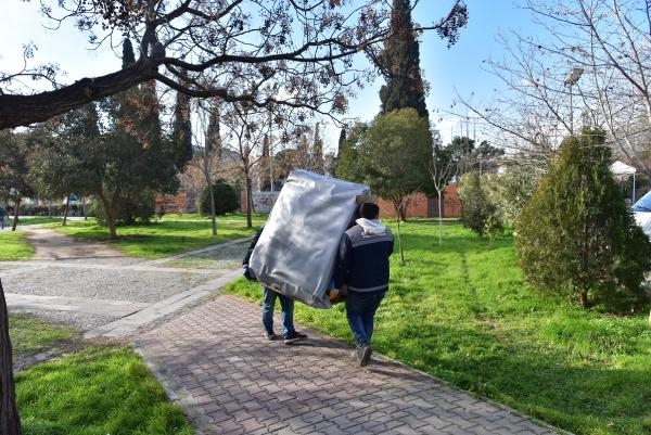 Bornova Belediyesi'nin ürettiği kulübeler sokaklara yerleştiriliyor