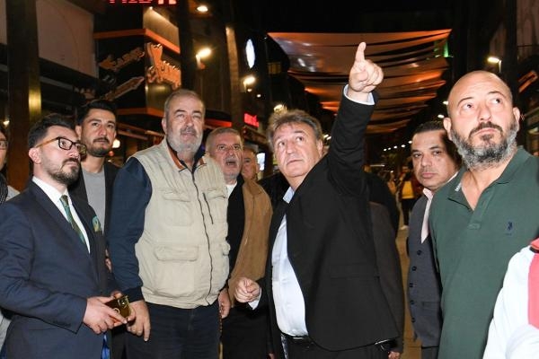 Bornova'daki tarihi Büyük Çarşı'da tente ve aydınlatma projesi