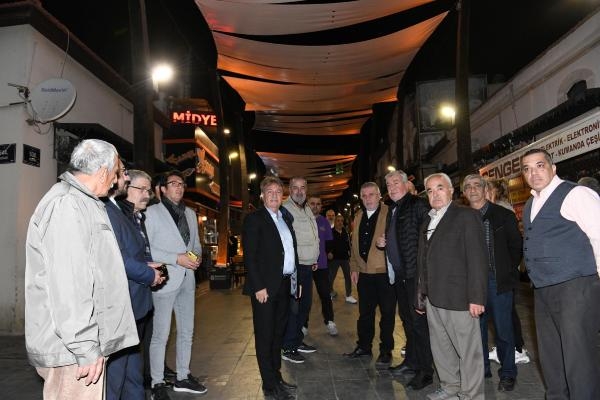 Bornova'daki tarihi Büyük Çarşı'da tente ve aydınlatma projesi