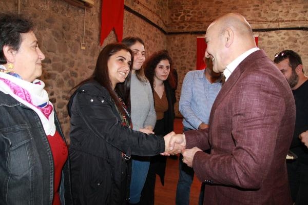 CHP İzmir'de 500 yeni üyeye törenle rozetleri takıldı