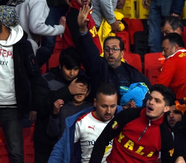 Çocuklar tribünde kabusu yaşadı