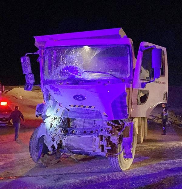 Denizli'de yolcu otobüsü ile kamyon çarpıştı; 12 yaralı