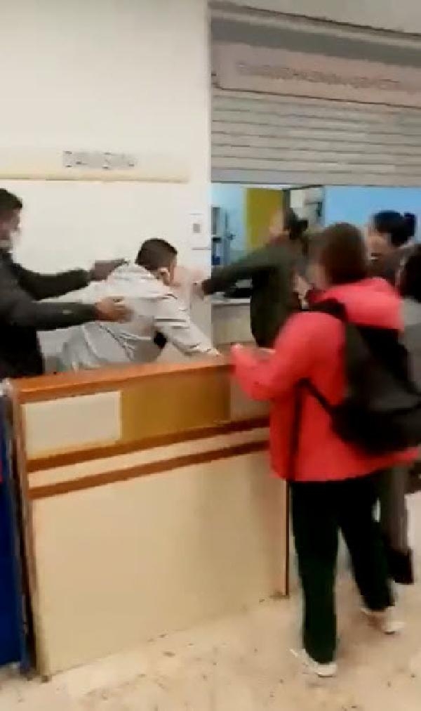 İzmir'de hastane görevlilerine saldırı anı