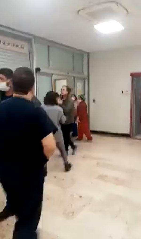 İzmir'de hastane görevlilerine saldırı anı